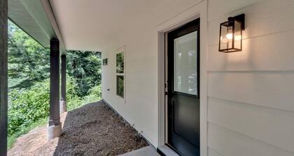 Memories Off Main - New 3-Level Build, Downtown Waynesville, 4 BR, 4 BA