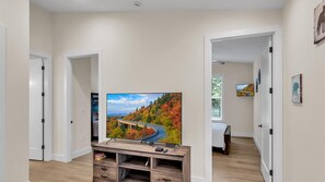 4 bedrooms, desk, free WiFi, bed sheets