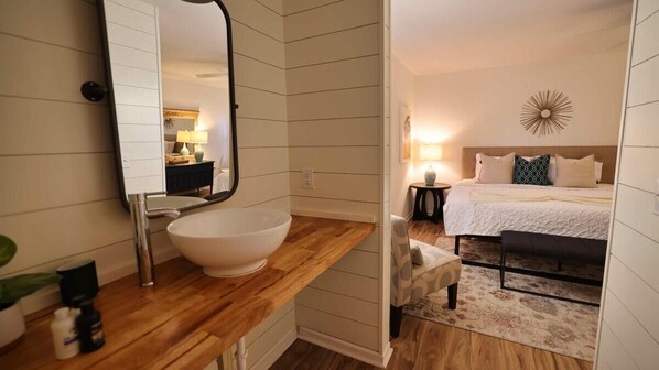 4 bedrooms, iron/ironing board, internet, bed sheets