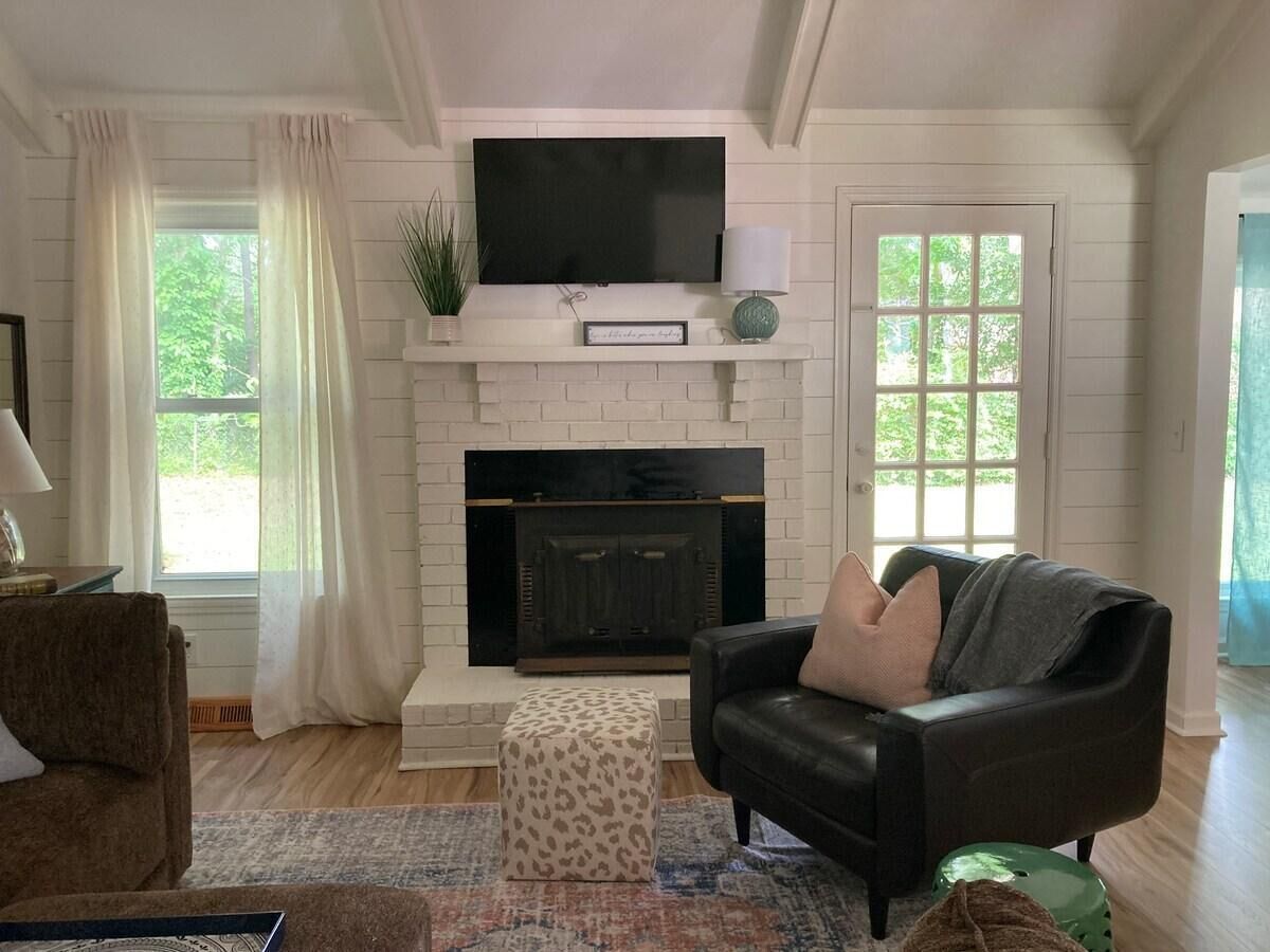 Televisión y chimenea 