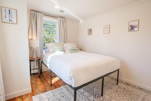 Iron/ironing board, internet, bed sheets
