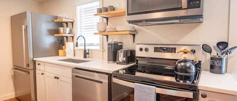 Frigorífico, microondas, horno y placa de cocina