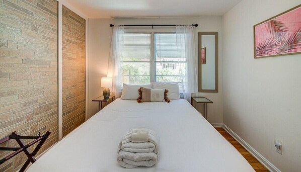 3 bedrooms, iron/ironing board, internet, bed sheets