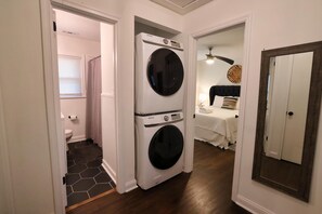 3 slaapkamers, een strijkplank/strijkijzer, internet, beddengoed