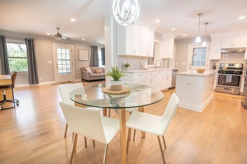 The Hume Estate. Modern 4br Home + Lovely Yard!