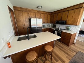 Réfrigérateur, micro-ondes, four, plaque de cuisson