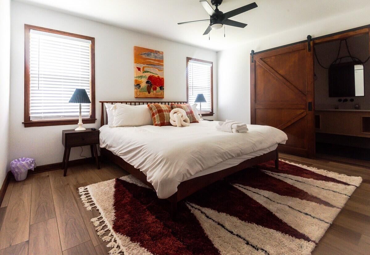 3 soverom, strykejern/-brett, internettilgang og sengetøy