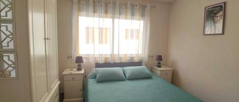 2 bedrooms, iron/ironing board, internet, bed sheets