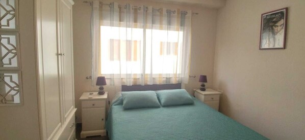 2 bedrooms, iron/ironing board, internet, bed sheets