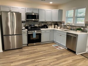 Kjøleskap, mikrobølgeovn, ovn og kokeplater