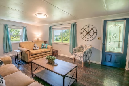 TV, table tennis. Turtle Cove - Lake Living on Lake Marion