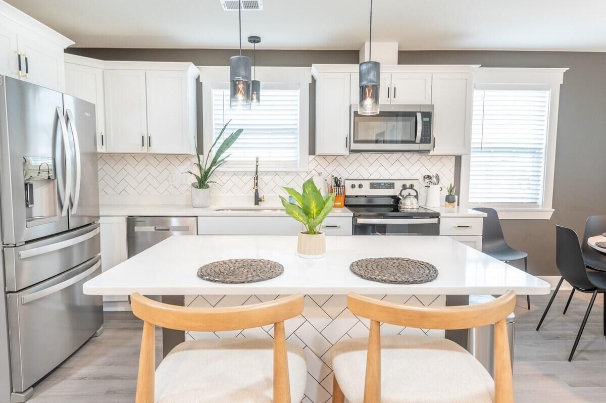 Een koelkast, een magnetron, een oven, een kookplaat