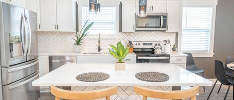 Refrigerador, microondas, horno, placa de cocina