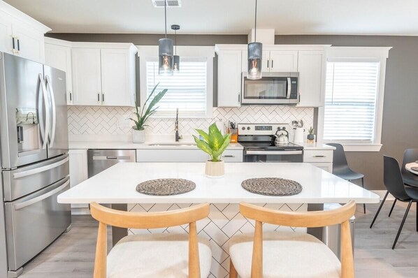 Refrigerador, microondas, horno y parrilla de estufa 