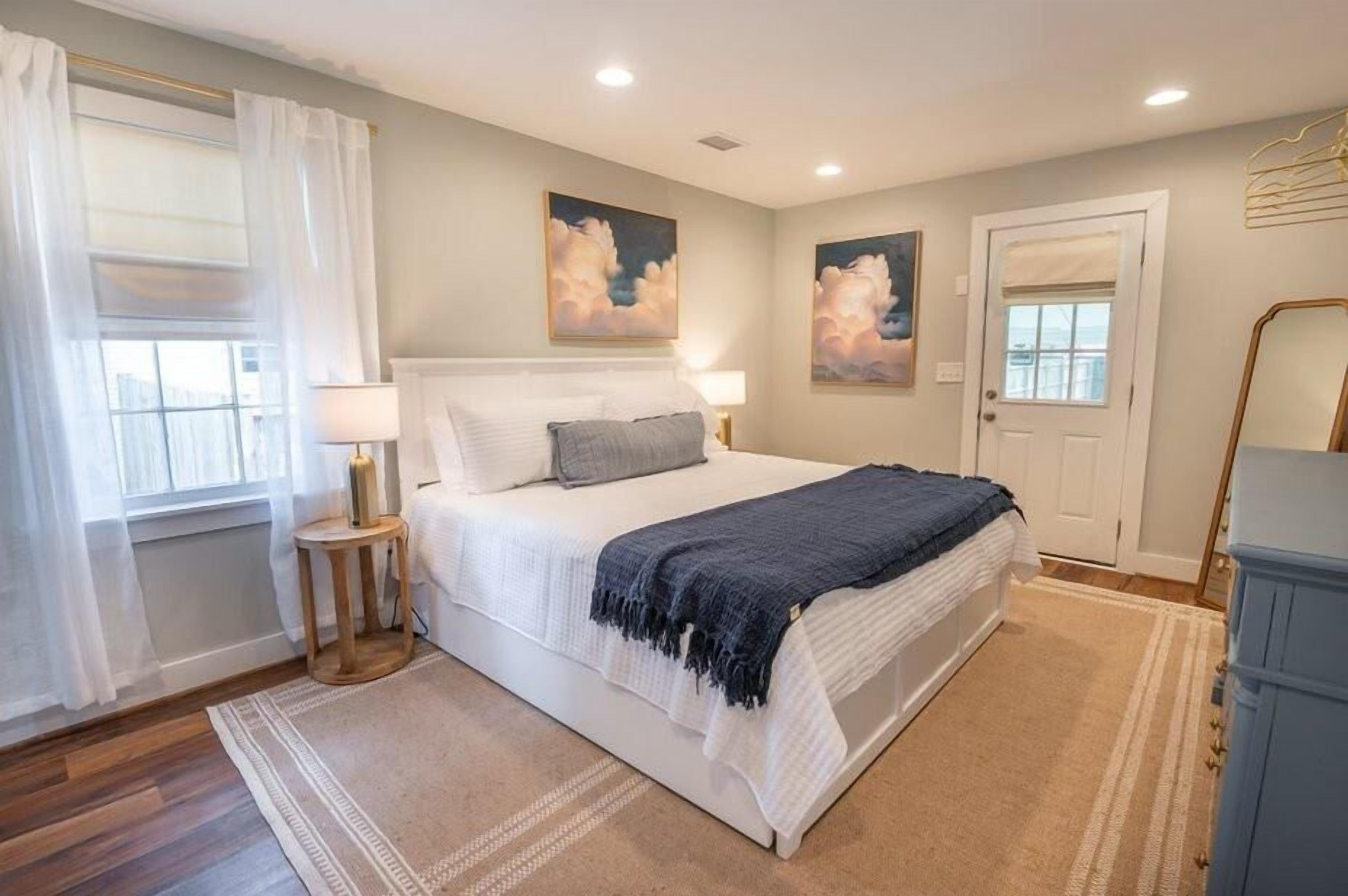 4 bedrooms, iron/ironing board, internet, bed sheets