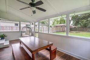 Outdoor dining - Paramount Paradise: Stylish + Screen Porch! (North Charleston)