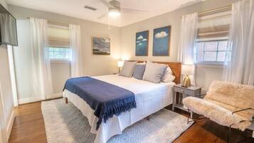 4 bedrooms, iron/ironing board, internet, bed sheets