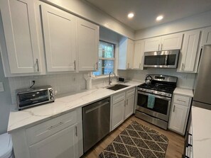 雪櫃、微波爐、焗爐、爐具