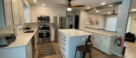 Frigorifero, microonde, forno, piano cottura