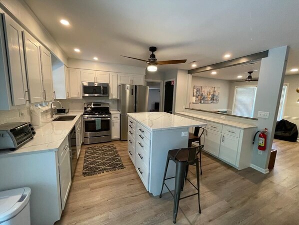 雪櫃、微波爐、焗爐、爐具