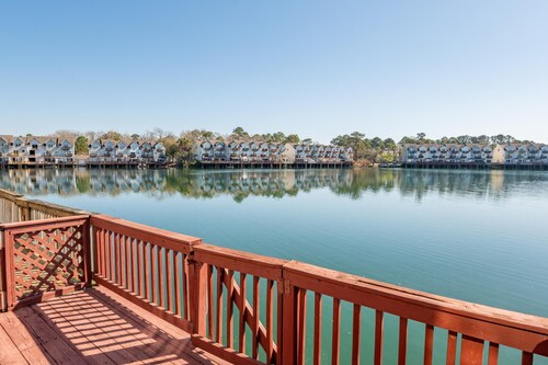 Lakefront Townhome w Private Deck & Balcony Views
