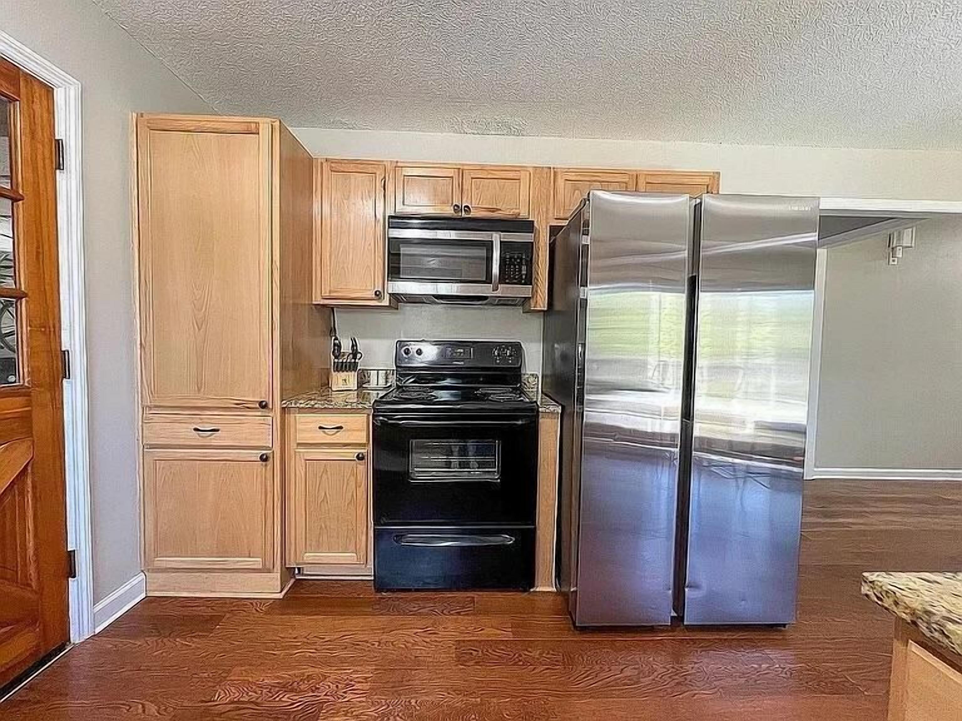 Jääkaappi, mikroaaltouuni, uuni, liesi