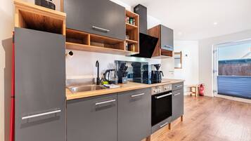 Jääkaappi, uuni, liesi, astianpesukone