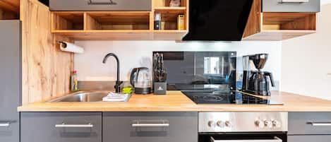 Frigorifero, forno, piano cottura, lavastoviglie