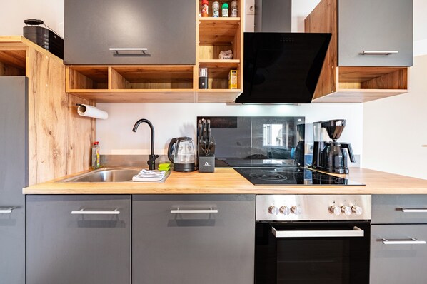 Fridge, oven, stovetop, dishwasher