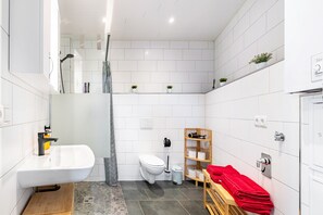 Regadera, secadora de cabello, toallas, papel de baño 