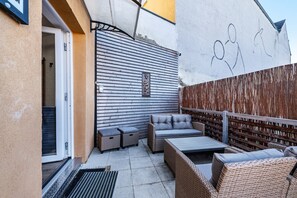 Unclassified image, 4 of 23, button