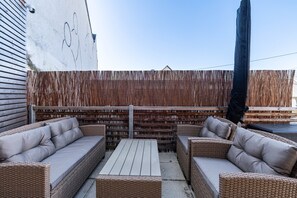 Unclassified image, 2 of 23, button