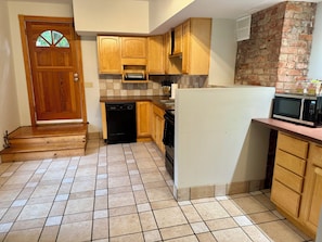 Full-size fridge, microwave, oven, dishwasher