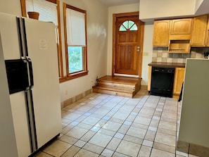 Full-size fridge, microwave, oven, dishwasher