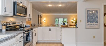 Newly Renovated | Sleeps 8 | Walk to Seneca Lake