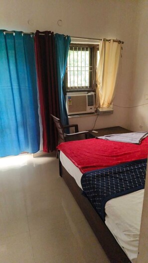 Deluxe Room | Desk, rollaway beds, free WiFi, bed sheets