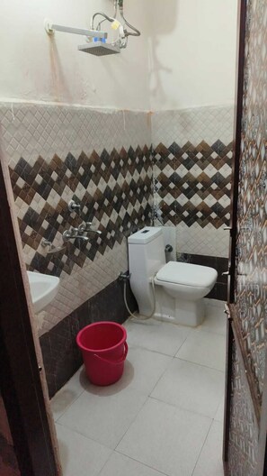 Standard Room | Bathroom | Shower, designer toiletries, bidet, soap