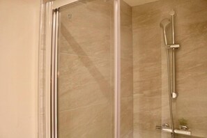 Douche, serviettes fournies