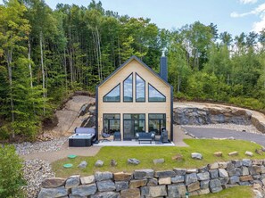 Exterior - Hot Tub & Mountain - Chalet Le Valkea (Saint-Côme)