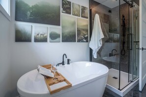 Douche, sèche-cheveux, serviettes fournies