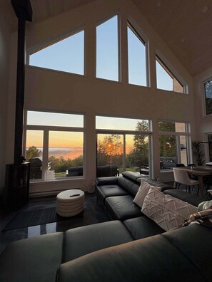 Télévision, cheminée, chaîne hi-fi