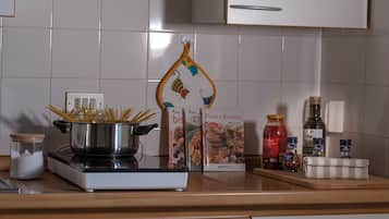 Réfrigérateur, micro-ondes, plaque de cuisson, cafetière/bouilloire