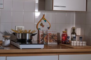 Jääkaappi, mikroaaltouuni, liesi, kahvin-/teenkeitin