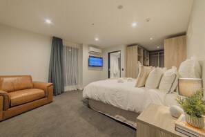 1 bedroom, desk, iron/ironing board, WiFi