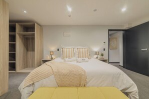 1 bedroom, desk, iron/ironing board, WiFi - Modern Inner City Retreat-Walk to Parks and Cafes (Christchurch)