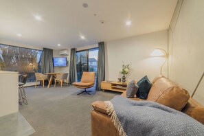 TV - Modern Inner City Retreat-Walk to Parks and Cafes (Christchurch)