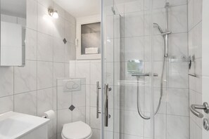 Shower, hair dryer, towels