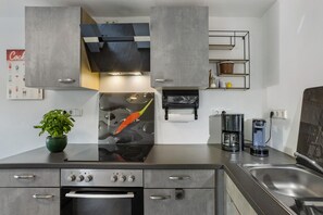 Réfrigérateur, micro-ondes, four, plaque de cuisson