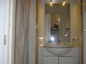 Shower, towels - Apartment 'Studio' with Private Terrace and Shared Garden (Panazol)