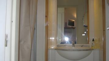 Douche, serviettes fournies